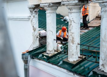 К началу театрального сезона завершится ремонт кровли Донбасс Оперы