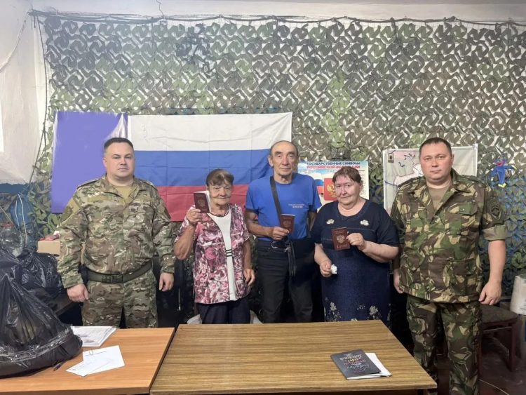 Полицейские помогают жителям освобожденных территорий стать полноправными гражданами России