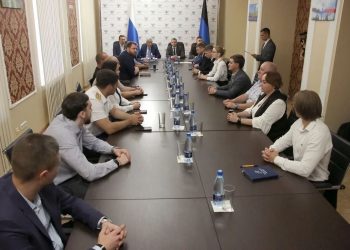 Глава правительства обсудил с молодежным активом меры поддержки ветеранов боевых действий