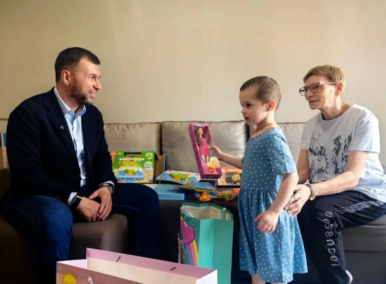Денис Пушилин навестил эвакуированную из Родинского семью