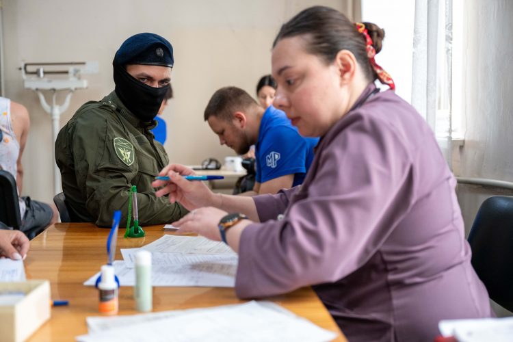 Росгвардейцы откликнулись на призыв сдать кровь в медицинские учреждения