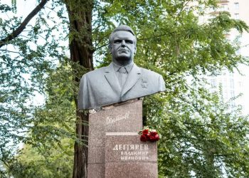 В Донецке почтили память Владимира Дегтярева