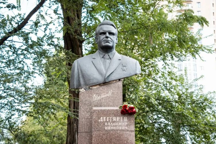 В Донецке почтили память Владимира Дегтярева