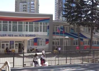 Марат Хуснуллин и Денис Пушилин посетили одну из донецких школ